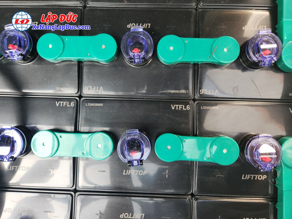 Bình ắc quy Lifttop VTFL6 mới 100% trên xe nâng điện 1.5 tấn Komatsu FB15 12