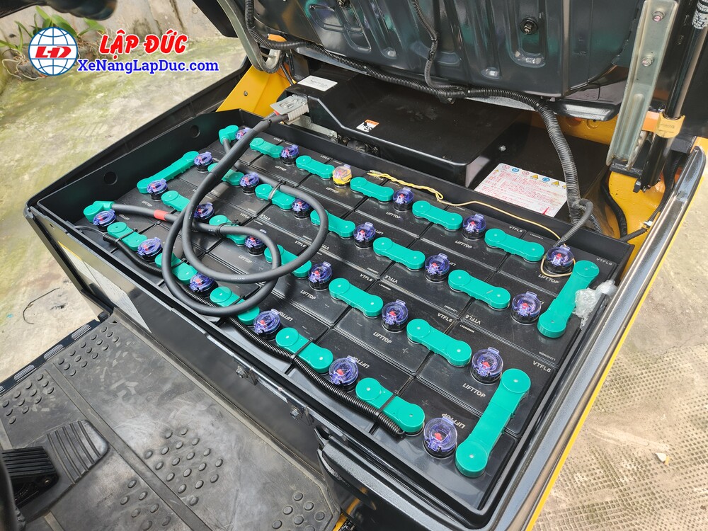 Bình ắc quy Lifttop VTFL6 trên xe nâng điện ngồi lái 1.5 tấn Komatsu FB15 12