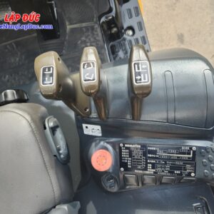 Các cần điều khiển bằng điện tử trên xe nâng Komatsu FB15 12