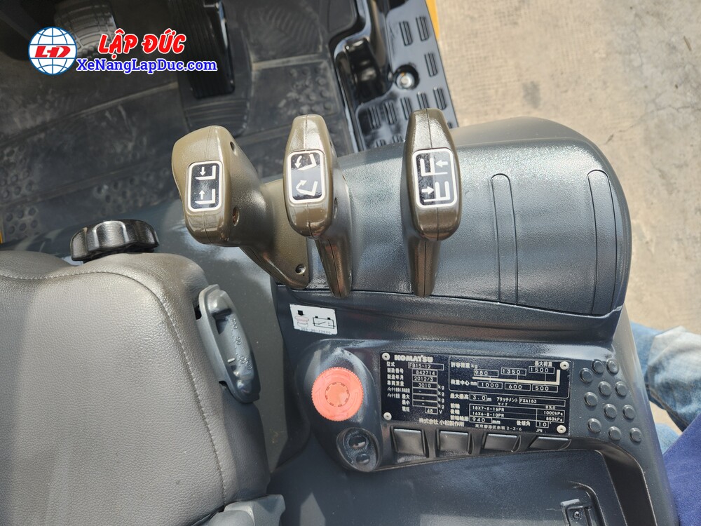 Các cần điều khiển bằng điện tử trên xe nâng Komatsu FB15 12