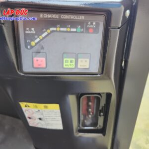 Cổng sạc và hệ thống sạc trên xe nâng Komatsu FB15 12