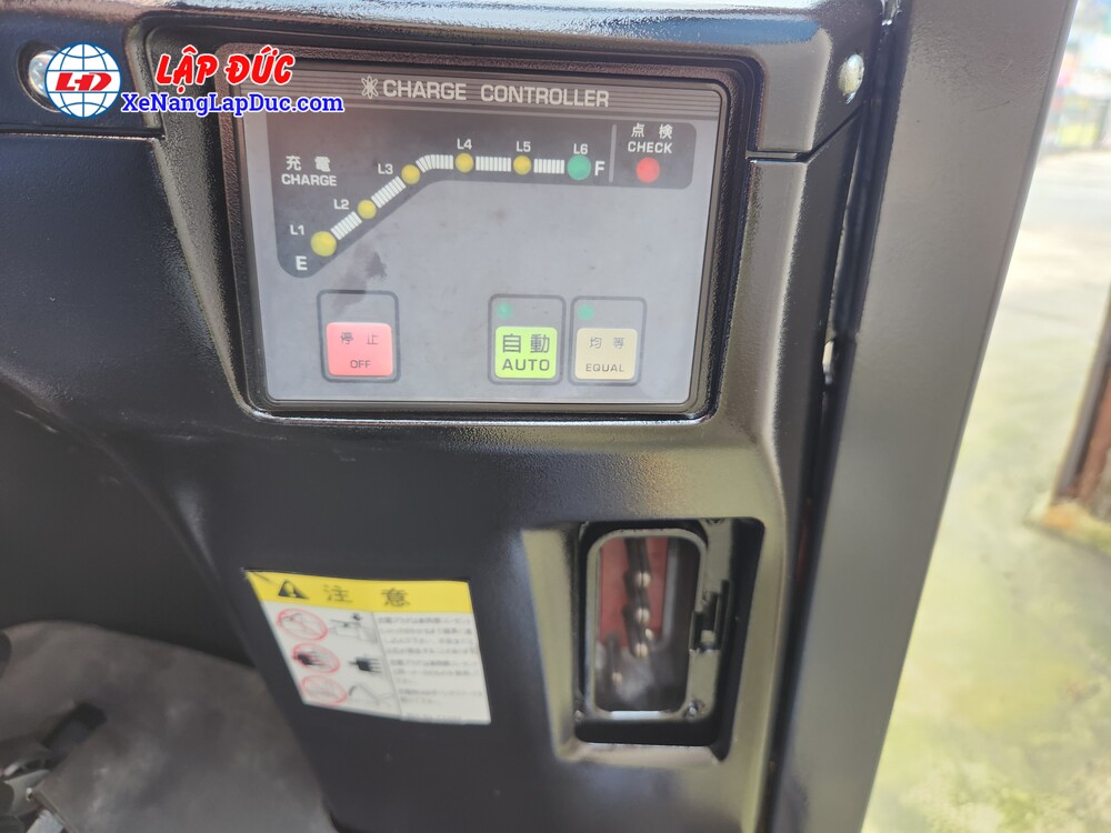 Cổng sạc và hệ thống sạc trên xe nâng Komatsu FB15 12