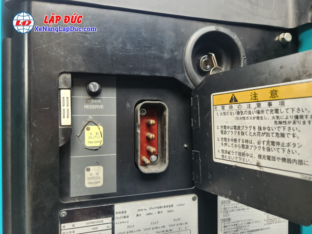 Jack sạc trên Xe nâng điện Suminoto Jack sạc trên Xe nâng điện Suminoto