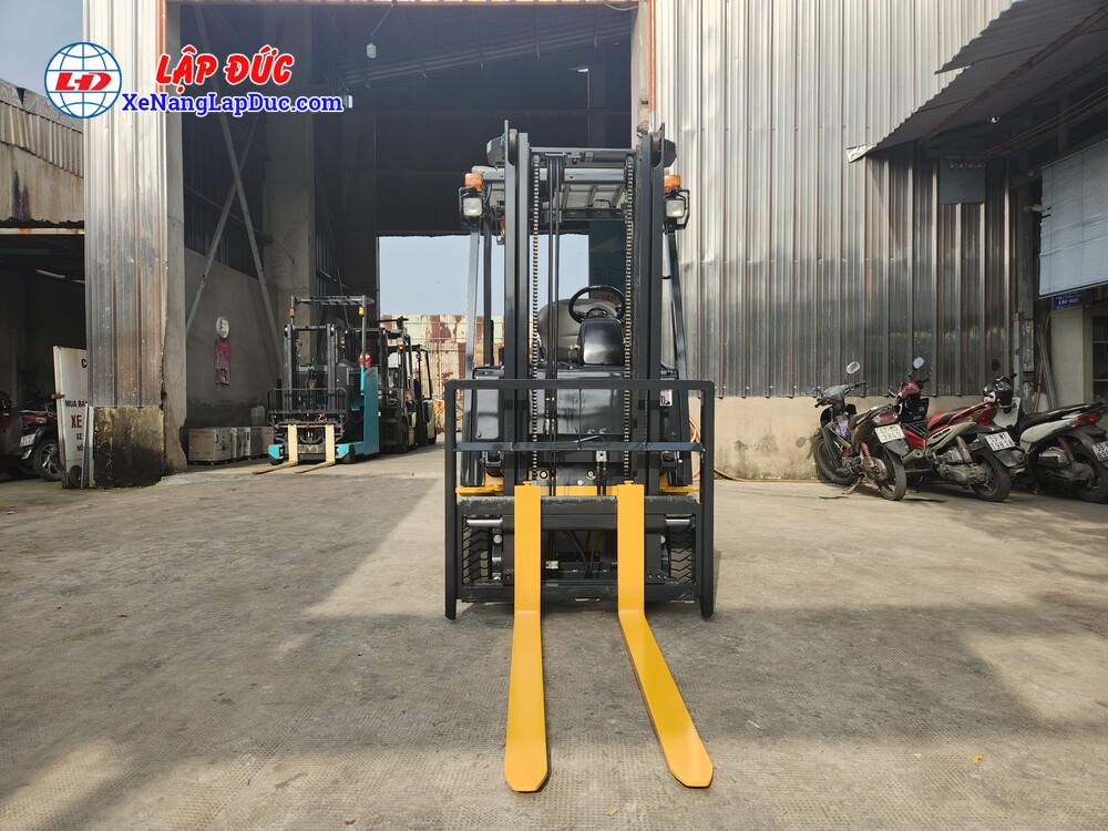 Mặt khung nâng của xe nâng Komatsu FB15 12