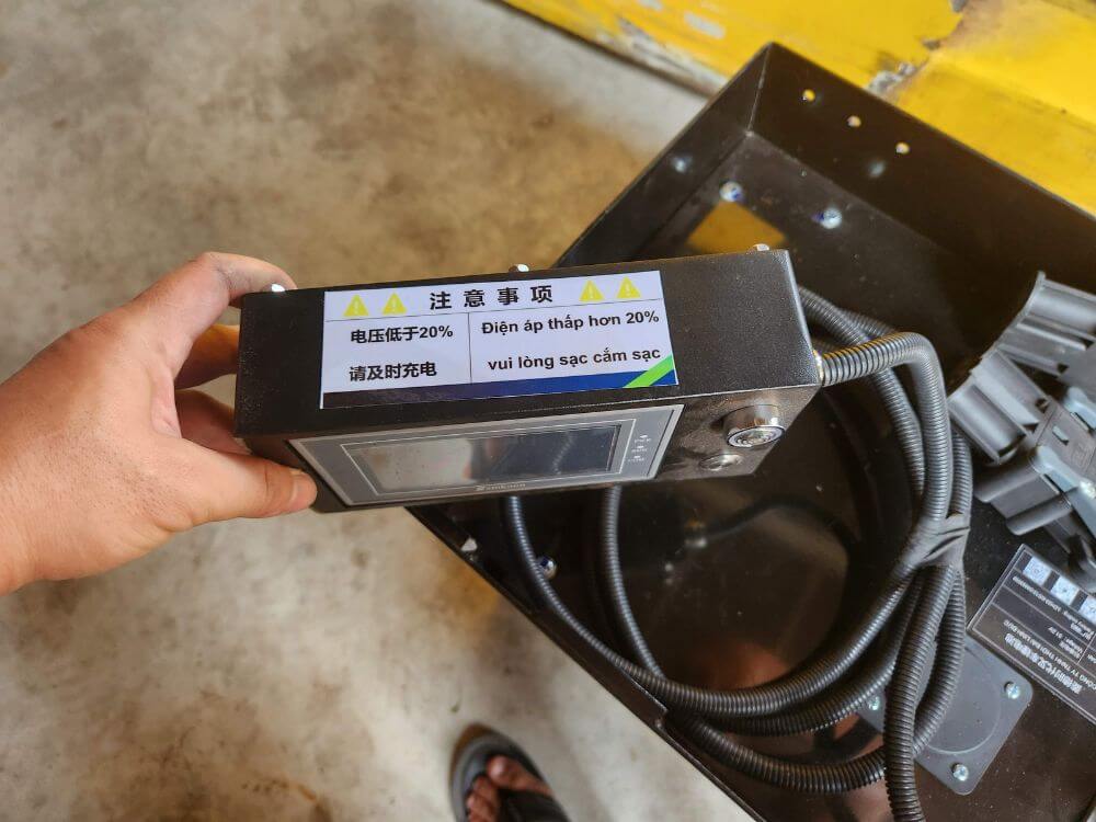 Pin lihium xe nâng điện đứng lái 7