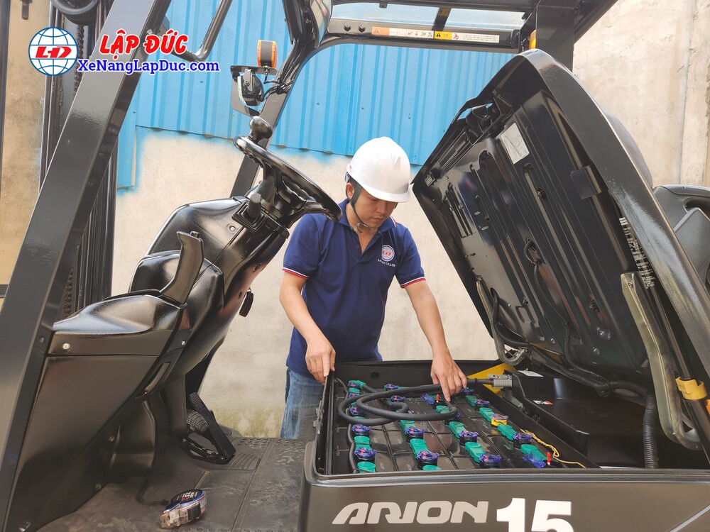 Vị trí bình điện rất dễ để kiểm tra, bảo trì mỗi khi sạc bình và châm nước cất cho bình ắc quy