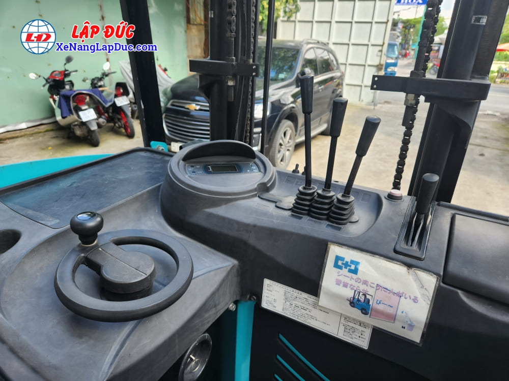 Vô lăng và các cần điều khiển trên Xe nâng điện Suminoto 1 tấn Vô lăng và các cần điều khiển trên Xe nâng điện Suminoto 1 tấn