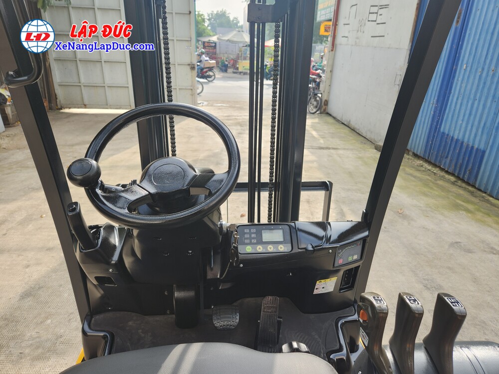 Với vô lăng đường kính 300mm trên xe nâng Komatsu FB15 12