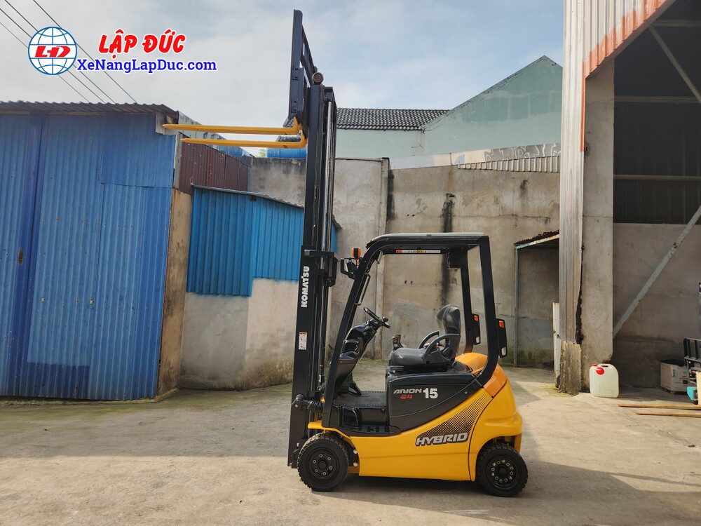 Xe nâng Komatsu FB15 12 có thể nâng hàng 1.5 tấn lên cao 3m