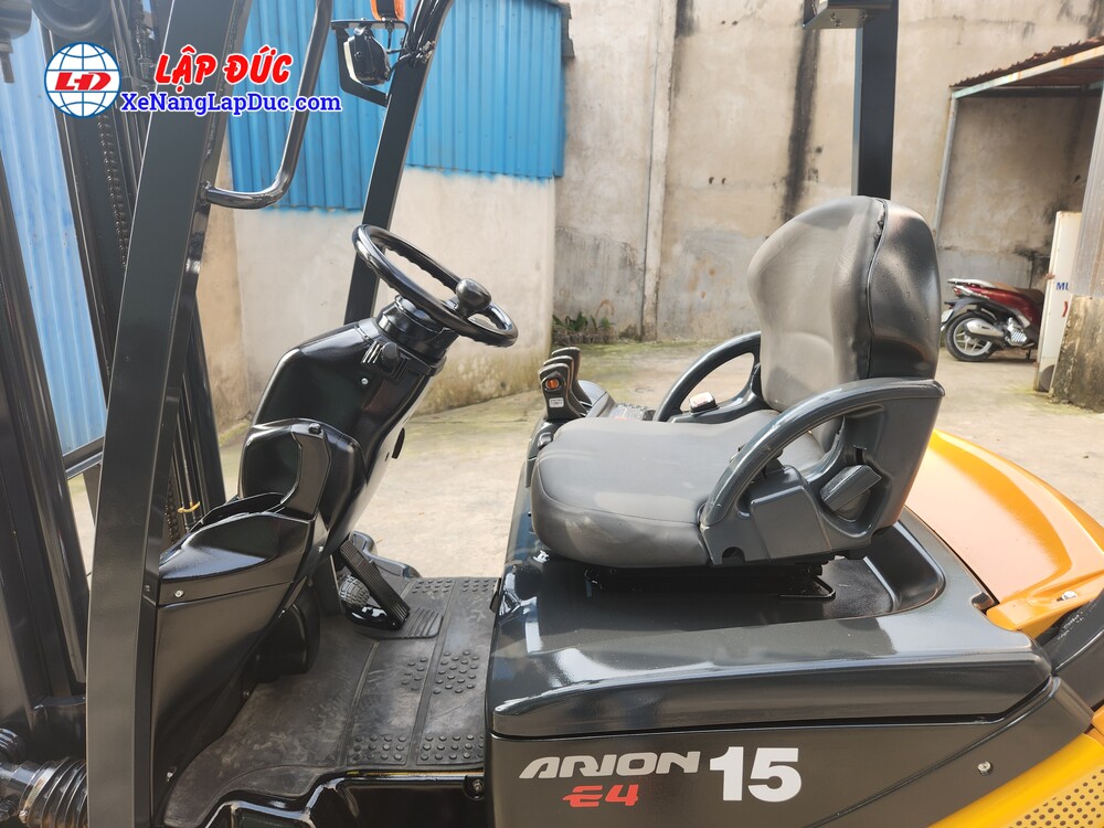 Xe nâng Komatsu FB15 12 được trang bị Hệ thống cảm biến hiện diện người vận hành khi di chuyển nâng hạ