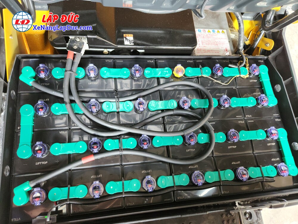 Bình điện xe nâng 48V 468Ah LIFTTOP VTIL6 lắp trên Xe nâng điện 2 tấn Komatsu FB20A-12 Bình điện xe nâng 48V 468Ah LIFTTOP VTIL6 lắp trên Xe nâng điện 2 tấn Komatsu FB20A-12