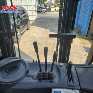 Xe nâng điện Suminoto 1 tấn có 3 cần chức năng là nâng hạ, nghiên càng và đẩy khung ra vô