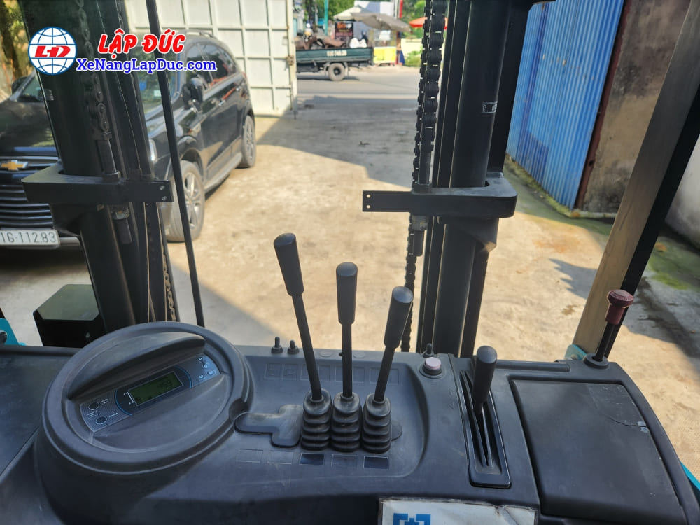 Xe nâng điện Suminoto 1 tấn có 3 cần chức năng là nâng hạ, nghiên càng và đẩy khung ra vô Xe nâng điện Suminoto 1 tấn có 3 cần chức năng là nâng hạ, nghiên càng và đẩy khung ra vô