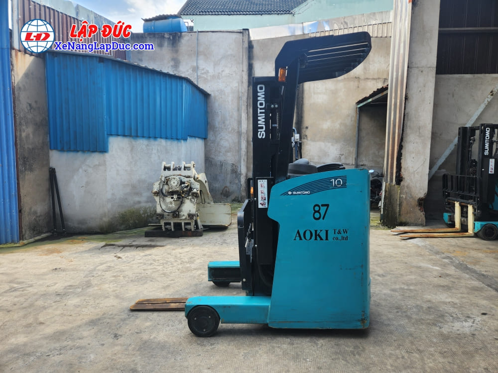 Xe nâng điện Suminoto 1 tấn thích hợp cho Kho hàng có lối đi hẹp, cần xe có bán kính quay vòng nhỏ để di chuyển dễ dàng và hiệu quả Xe nâng điện Suminoto 1 tấn thích hợp cho Kho hàng có lối đi hẹp, cần xe có bán kính quay vòng nhỏ để di chuyển dễ dàng và hiệu quả