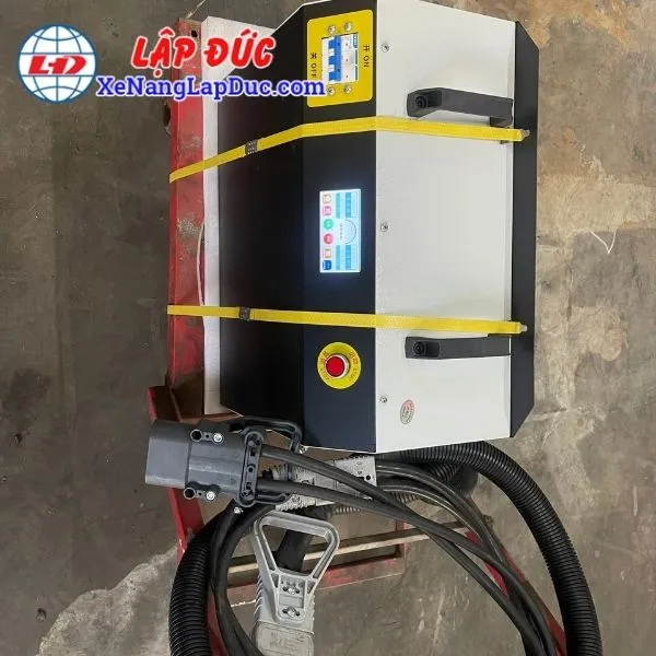 may-sac-nhanh-pin-lithium-xe-nang-48v-200a (4) Máy sạc nhanh pin Lithium Xe nâng 48V 200A