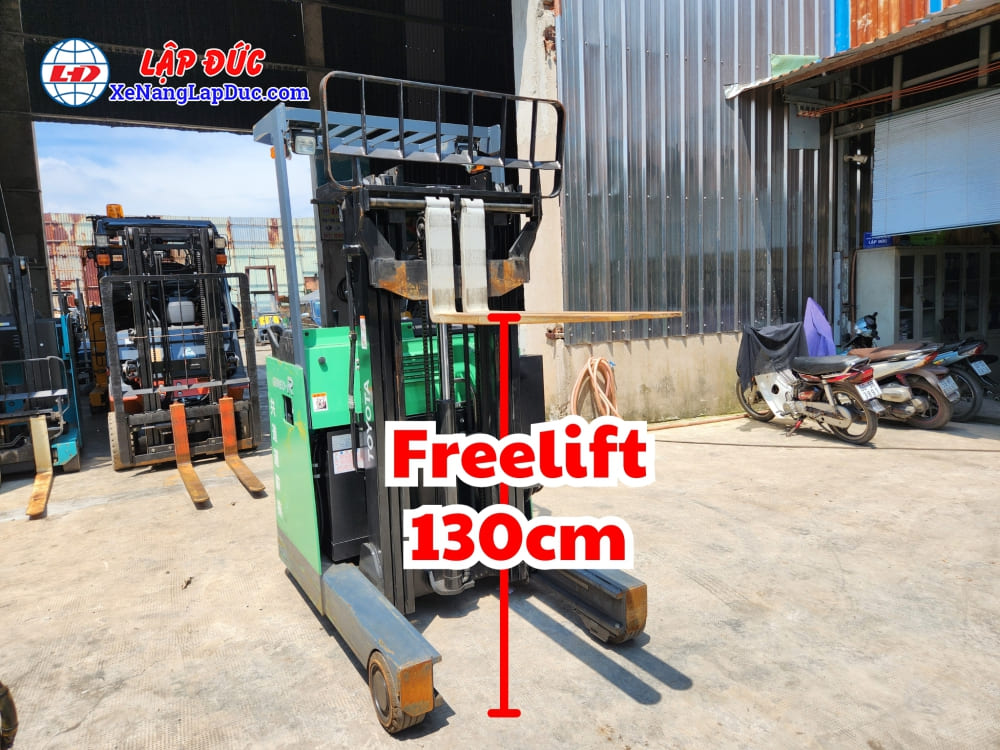 Xe có ty giữa chui công, freelift 1m3. Nâng hàng lên cao 1m3 mà không đụng trần