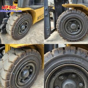 Lốp trước của xe là bánh đặc 18x7-8