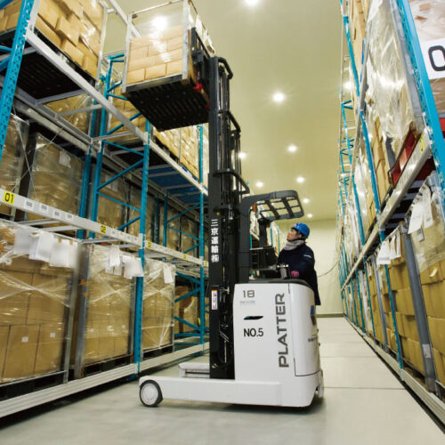 Cho thuê xe nâng điện đứng lái đời mới tại KCN TPHCM