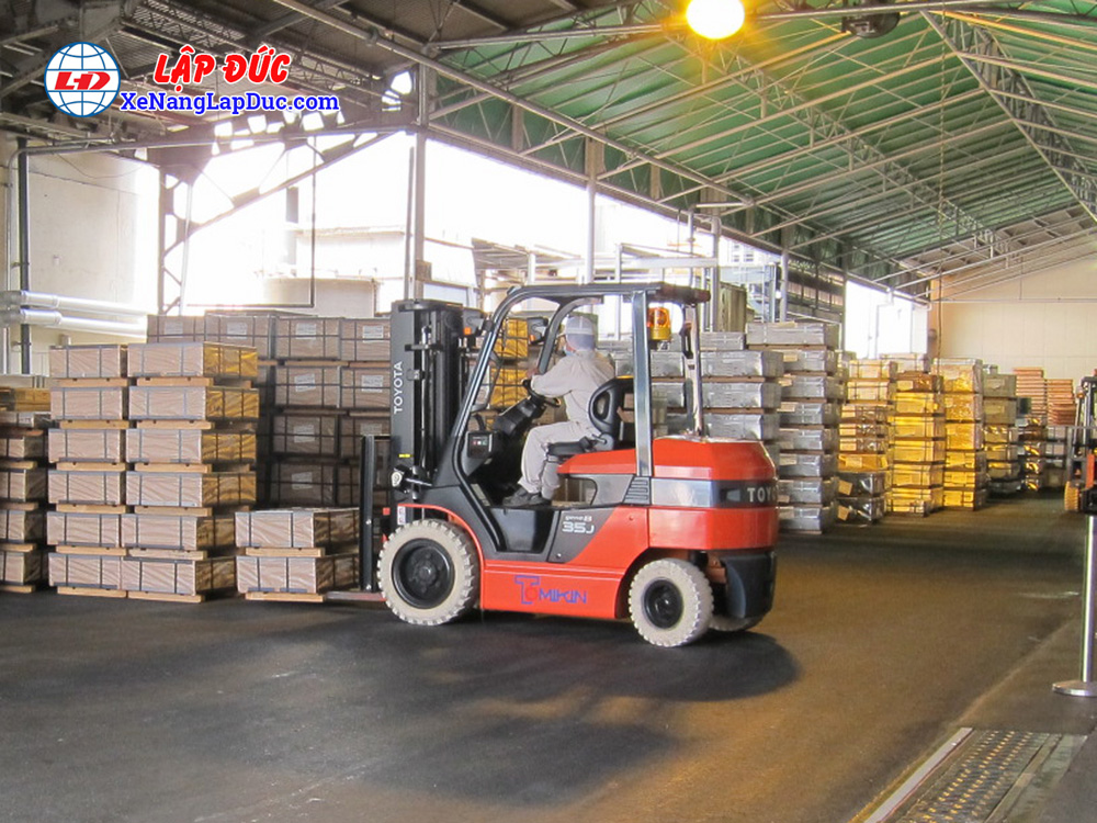 SỬ dụng xe nâng điện giúp nâng cao năng suất, giảm tiếng ồn khi làm việc SỬ dụng xe nâng điện giúp nâng cao năng suất, giảm tiếng ồn khi làm việc