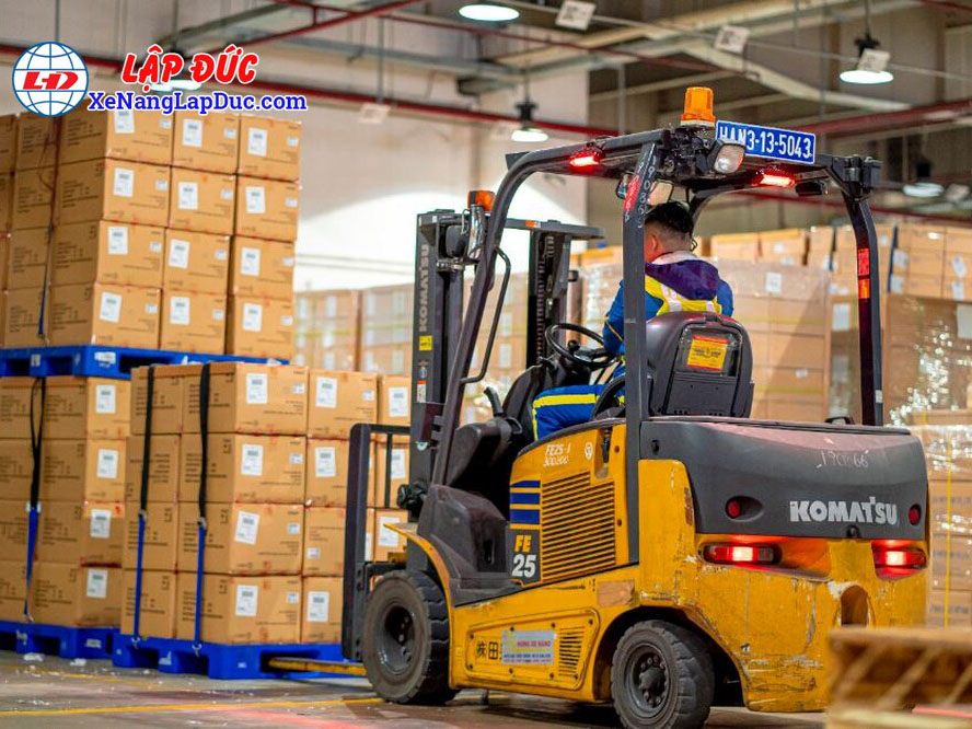 Xe nâng Komatsu được khách hàng thuê nhiều vì xe ch Xe nâng Komatsu được khách hàng thuê nhiều vì xe ch