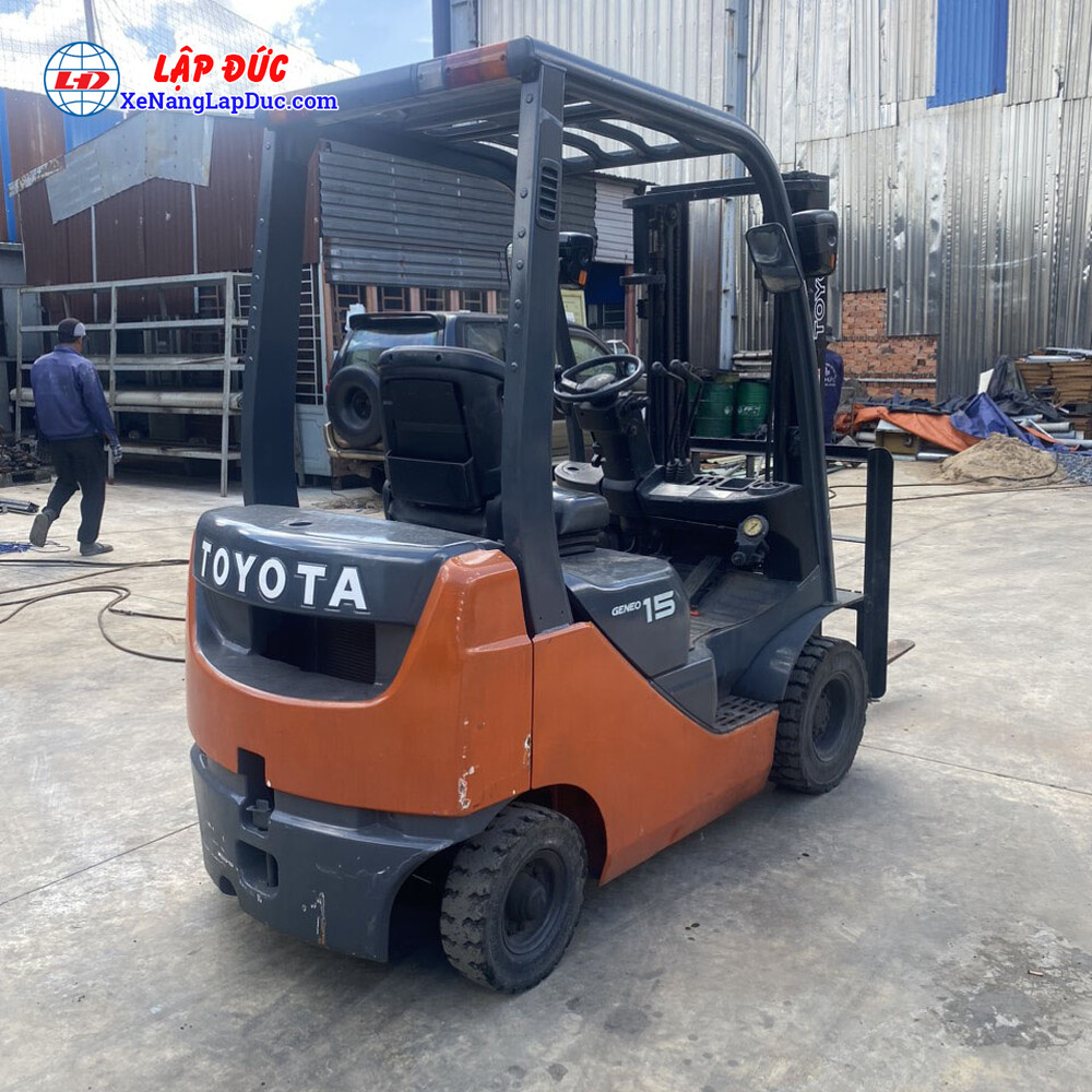Xe nâng dầu 1.5 tấn Toyota 02 8FD15 4