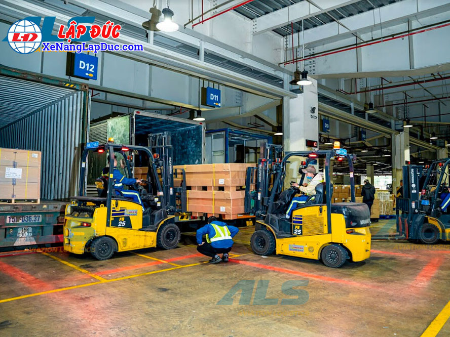 Xe nâng điện KomatsuFB25 12 được sử dụng phổ biế Xe nâng điện KomatsuFB25 12 được sử dụng phổ biế