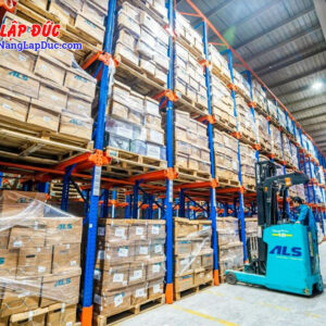 Xe nâng điện đứng lái được sử dụng trong kho có