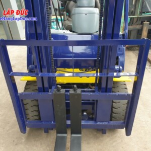 Mặt càng Xe nâng dầu 1.5 tấn Komatsu FD15LC-17. Xe sử dụng khung nâng 2 tâng, nâng cao 3m, nâng hạ cơ bản