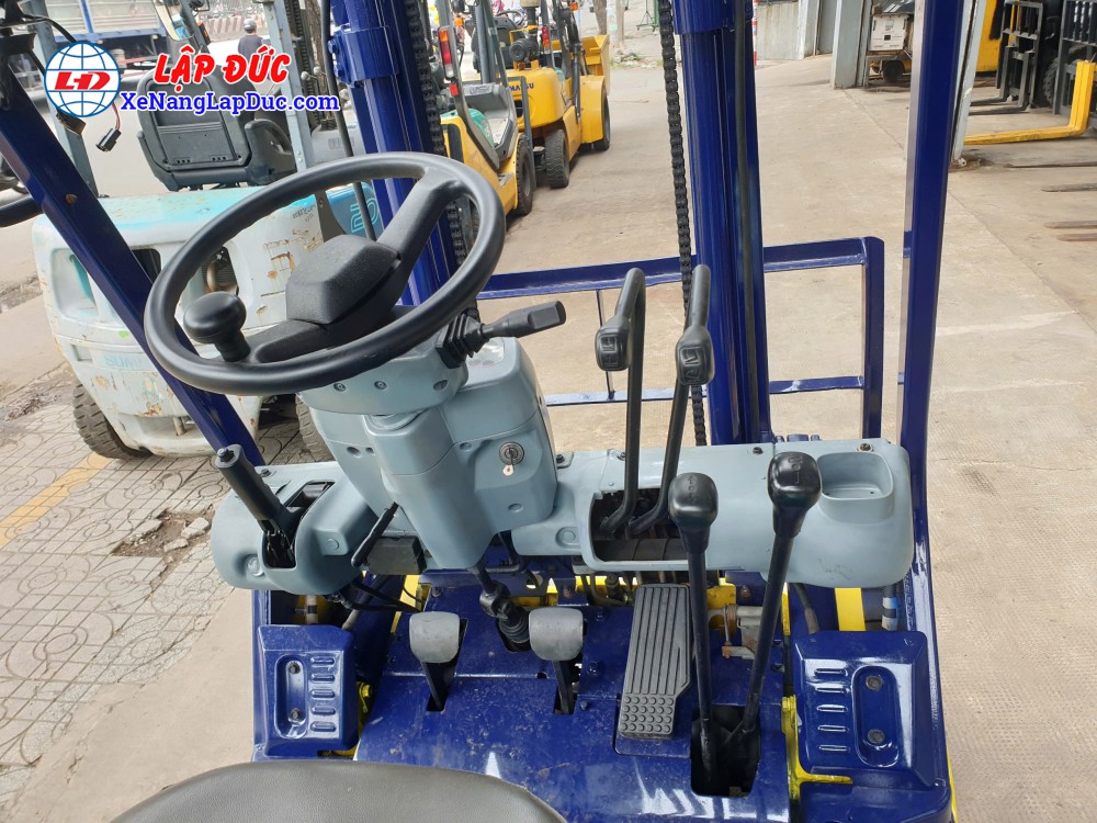 Vô lăng và các cần điều khiển của xe nâng dầu 1.5 tấn Komatsu FD15LC-17 Vô lăng và các cần điều khiển của xe nâng dầu 1.5 tấn Komatsu FD15LC-17