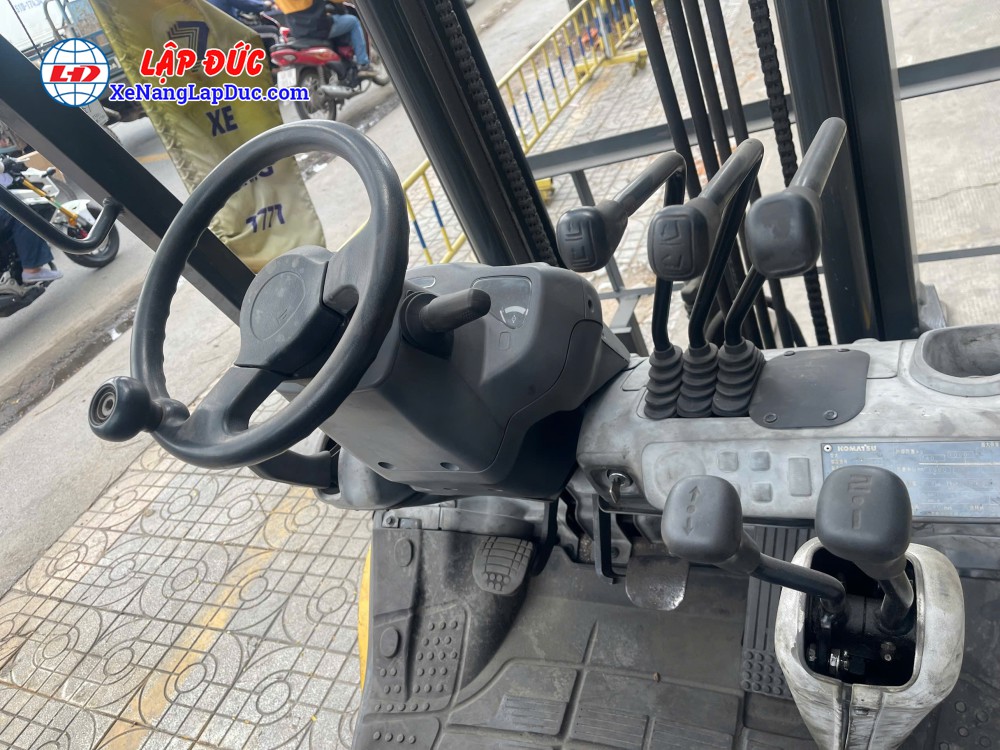 Xe nâng dầu 1.5 tấn Komatsu FD15C-21