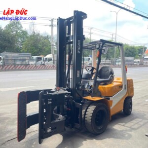 Xe nâng dầu 3 tấn TCM FD30T6 gắn kẹp giấy tròn