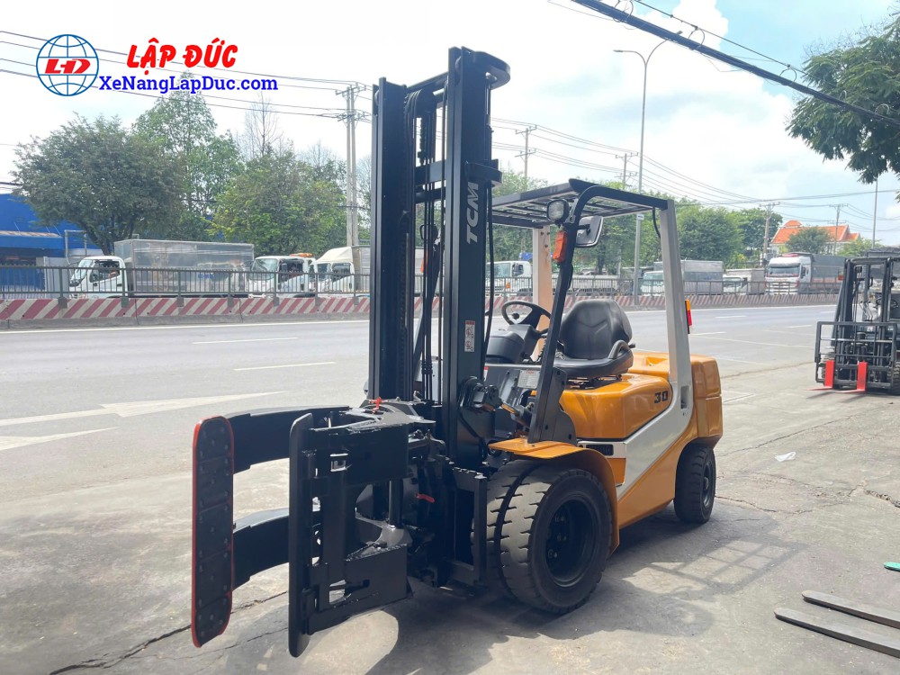Xe nâng dầu 3 tấn TCM FD30T6 gắn kẹp giấy tròn Xe nâng dầu 3 tấn TCM FD30T6 gắn kẹp giấy tròn