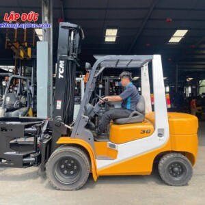 Xe nâng dầu 3 tấn TCM FD30T6 gắn kẹp giấy tròn