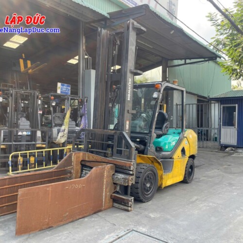 Xe nâng dầu 3.5 tấn Komatsu FD35NT-10 gắn kẹp vuông, nâng cao 4.7m, tải trọng nâng là khoảng 2.2 tấn (2250kg) ở tâm tải 600mm