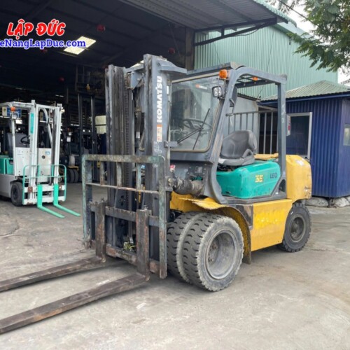 Xe nâng dầu 3.5 tấn Komatsu FD35NT-8 sử dụng lốp đôi giúp xe vững hơn so với bánh đơn