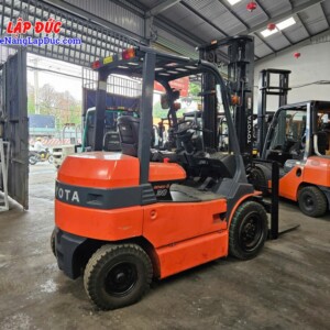 Xe nâng điện ngồi lái 3 tấn Toyota 7FB30 Nhật Bản