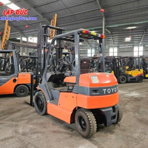 Xe nâng điện ngồi lái 3 tấn Toyota 7FB30 giá rẻ tại TPHCM