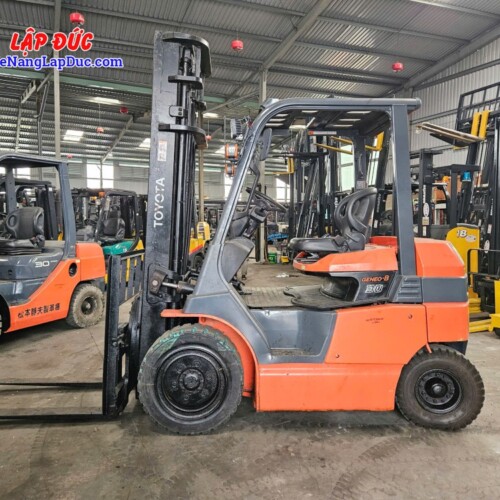 Xe nâng điện ngồi lái 3 tấn Toyota 7FB30 nâng cao 4m, mâm xoay giá rẻ tại TPHCM