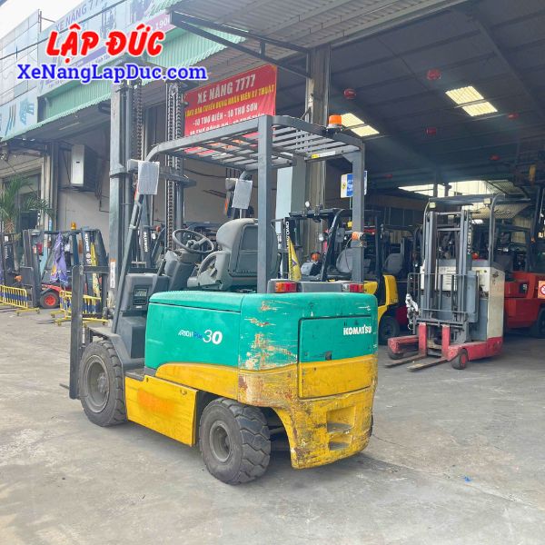 Xe nâng điện ngồi KOMATSU FB30-11