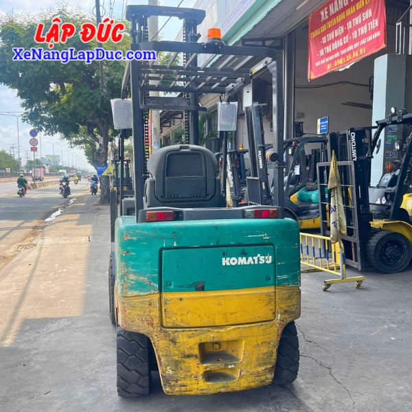 Xe nâng điện ngồi KOMATSU FB30-11
