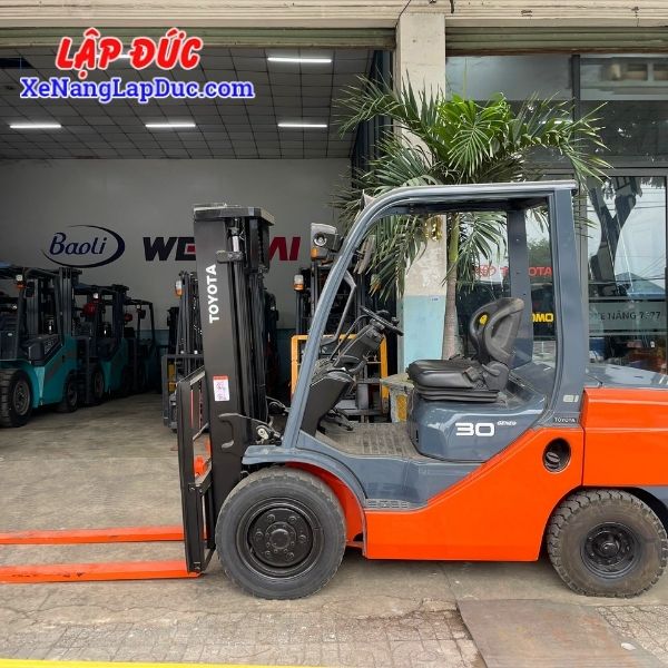 Xe Nâng Dầu 3 Tấn TOYOTA 02-8FD30