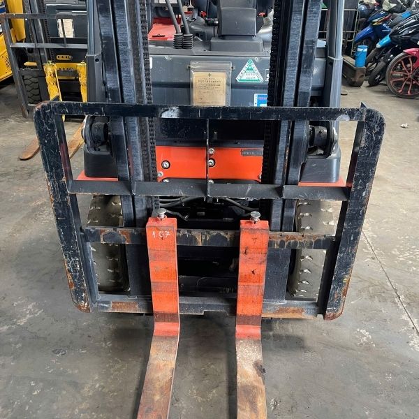 xe-nang-dien-ngoi-1-tan-toyota-8fb10-3(6) Xe Nâng Điện Ngồi 1 Tấn TOYOTA 8FB10