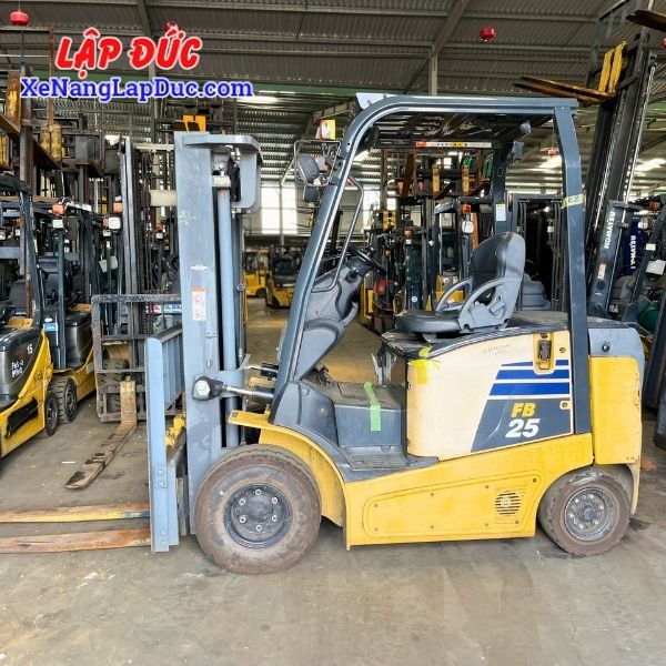 xe-nang-dien-ngoi-2-5-tan-komatsu-fb25-12-4(2) Xe Nâng Điện Ngồi 2.5 Tấn KOMATSU FB25-12