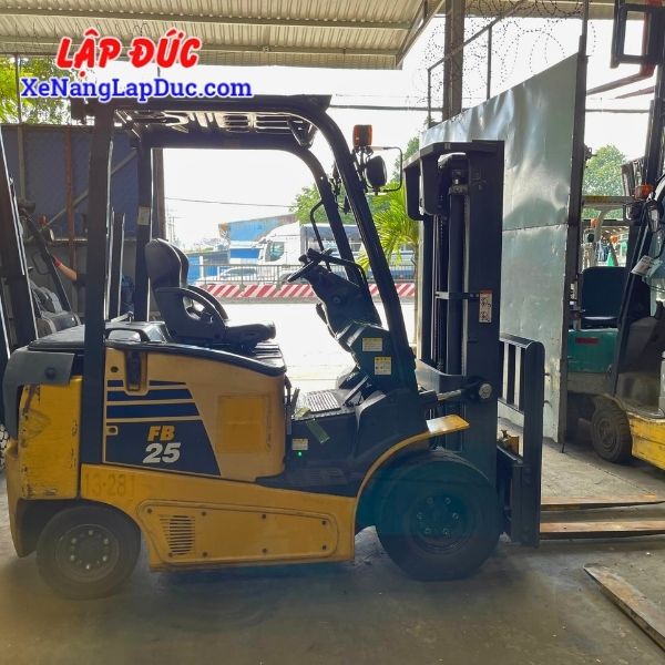 xe-nang-dien-ngoi-2-5-tan-komatsu-fb25-12-4(3) Xe Nâng Điện Ngồi 2.5 Tấn KOMATSU FB25-12