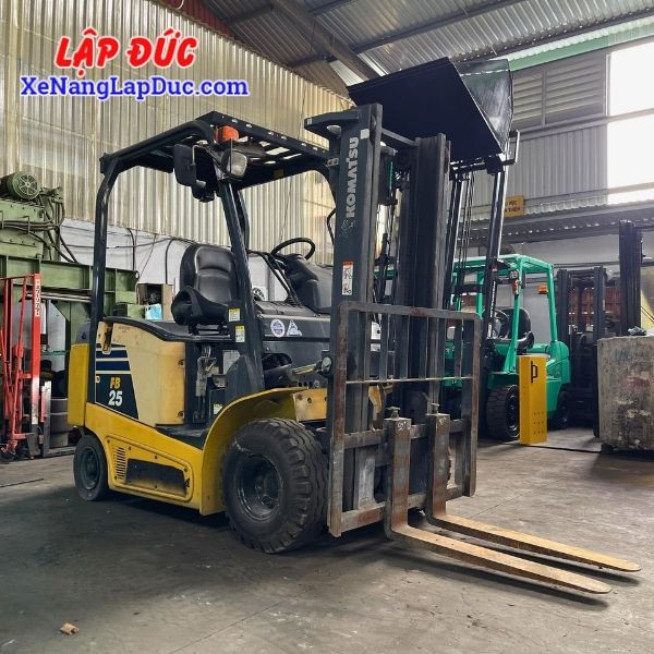 xe-nang-dien-ngoi-2-5-tan-komatsu-fb25-12(2) Xe Nâng Điện Ngồi 2.5 Tấn KOMATSU FB25-12