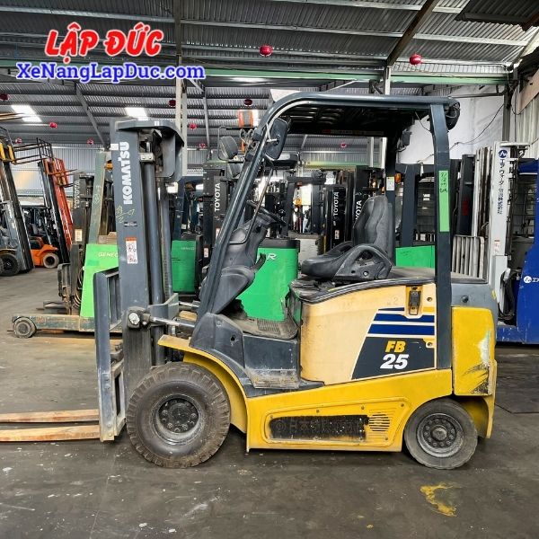 xe-nang-dien-ngoi-2-5-tan-komatsu-fb25-12(3) Xe Nâng Điện Ngồi 2.5 Tấn KOMATSU FB25-12