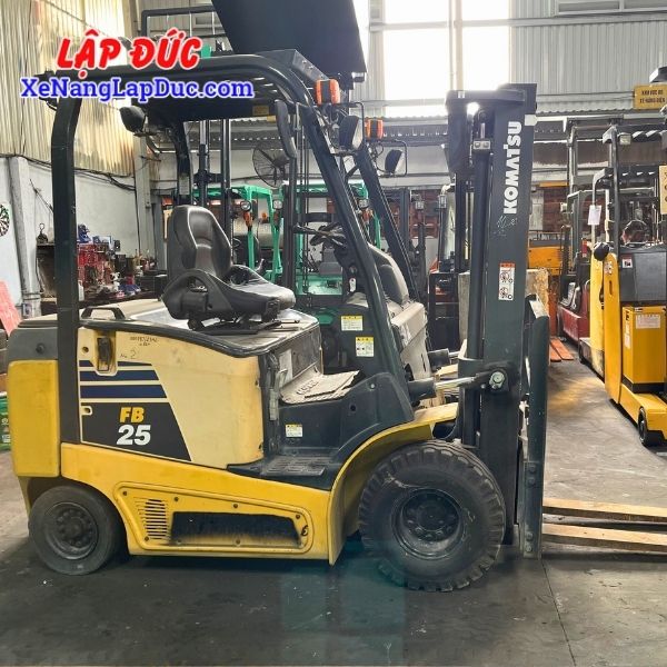 xe-nang-dien-ngoi-2-5-tan-komatsu-fb25-12(4) Xe Nâng Điện Ngồi 2.5 Tấn KOMATSU FB25-12