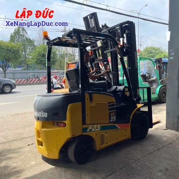 xe-nang-dien-ngoi-2-5-tan-komatsu-fe25-1-2(3) Xe Nâng Điện Ngồi 2.5 Tấn KOMATSU FE25-1