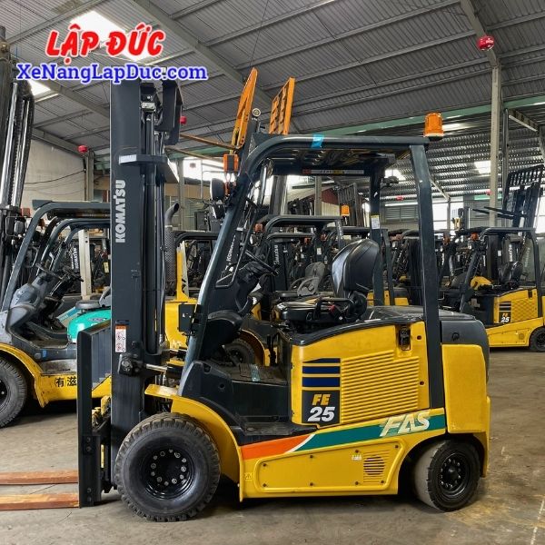 xe-nang-dien-ngoi-2-5-tan-komatsu-fe25-1-2(7) Xe Nâng Điện Ngồi 2.5 Tấn KOMATSU FE25-1