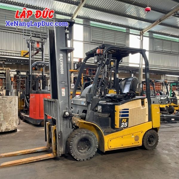 xe-nang-dien-ngoi-2-5-tan-komatsu-fe25-1(1) Xe Nâng Điện Ngồi 2.5 Tấn KOMATSU FE25-1